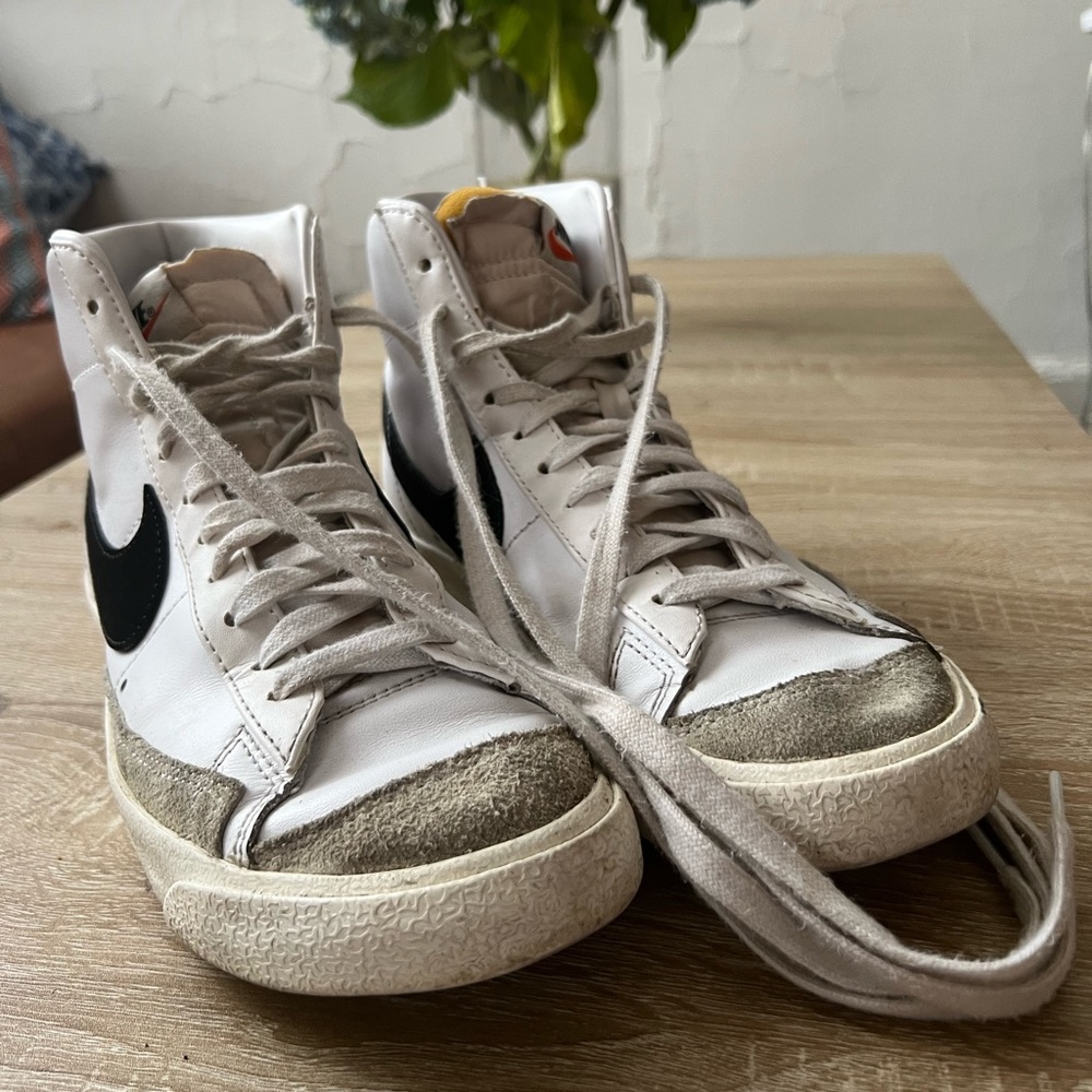 Nike Women’s Blazer’s Mid ‘77 - Size 9